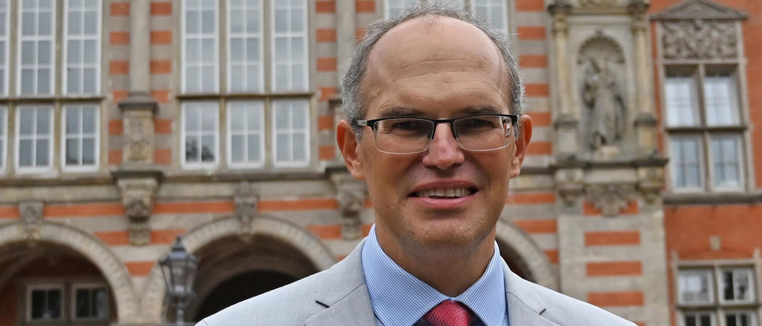 r Christian Carstensen vor dem Harburger Rathaus