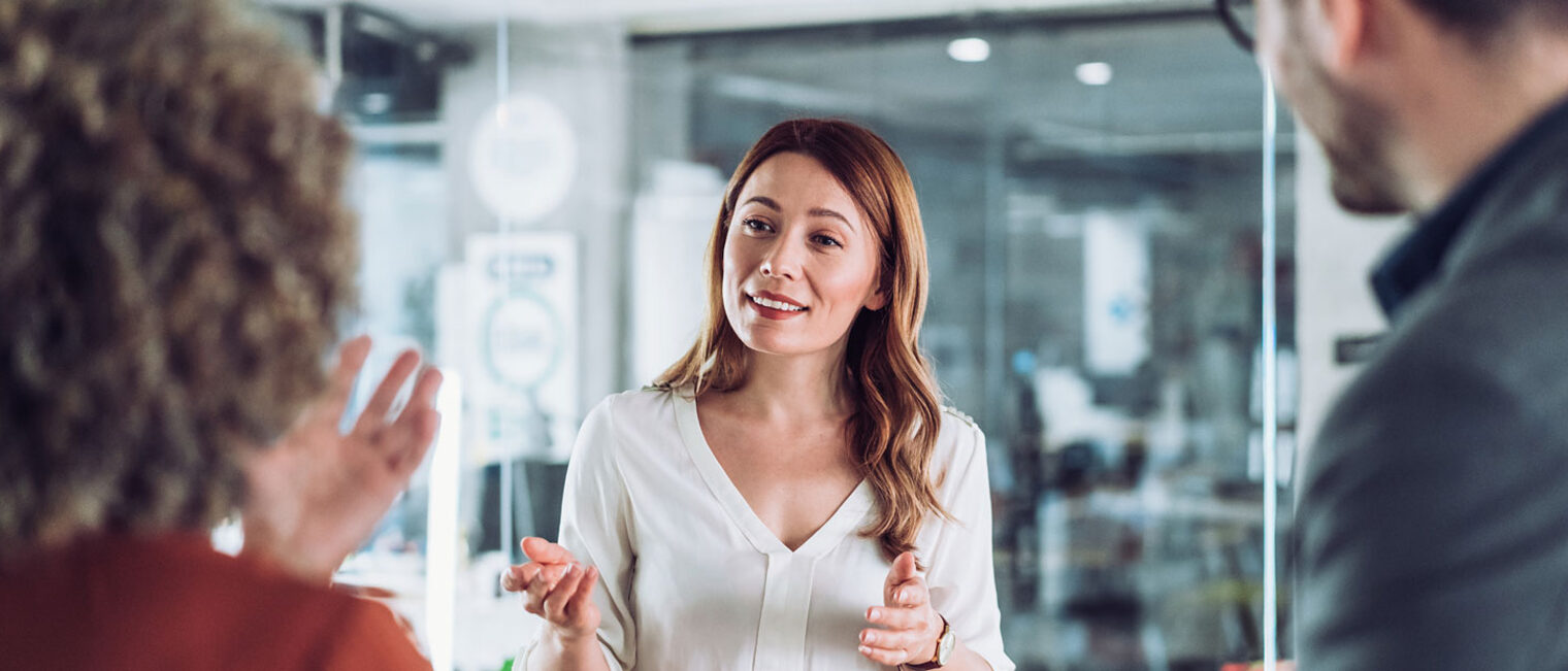 Beratungssituation mit zwei Frauen und einem Mann in einem Büro