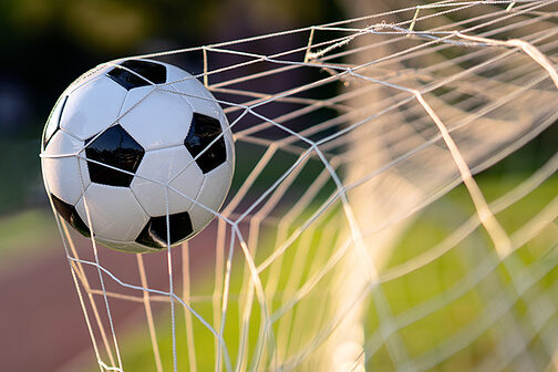 Fußball fliegt ins Tornetz.