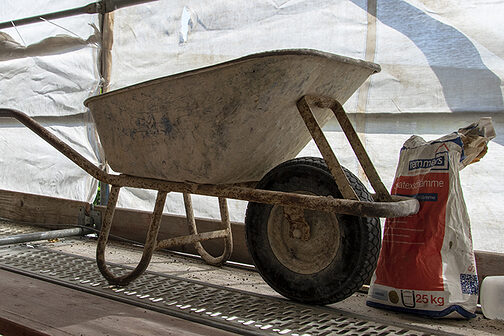 Schubkarre auf einem Baugerüst