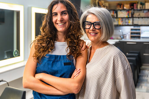 zwei Friseurinnen im Friseursalon
