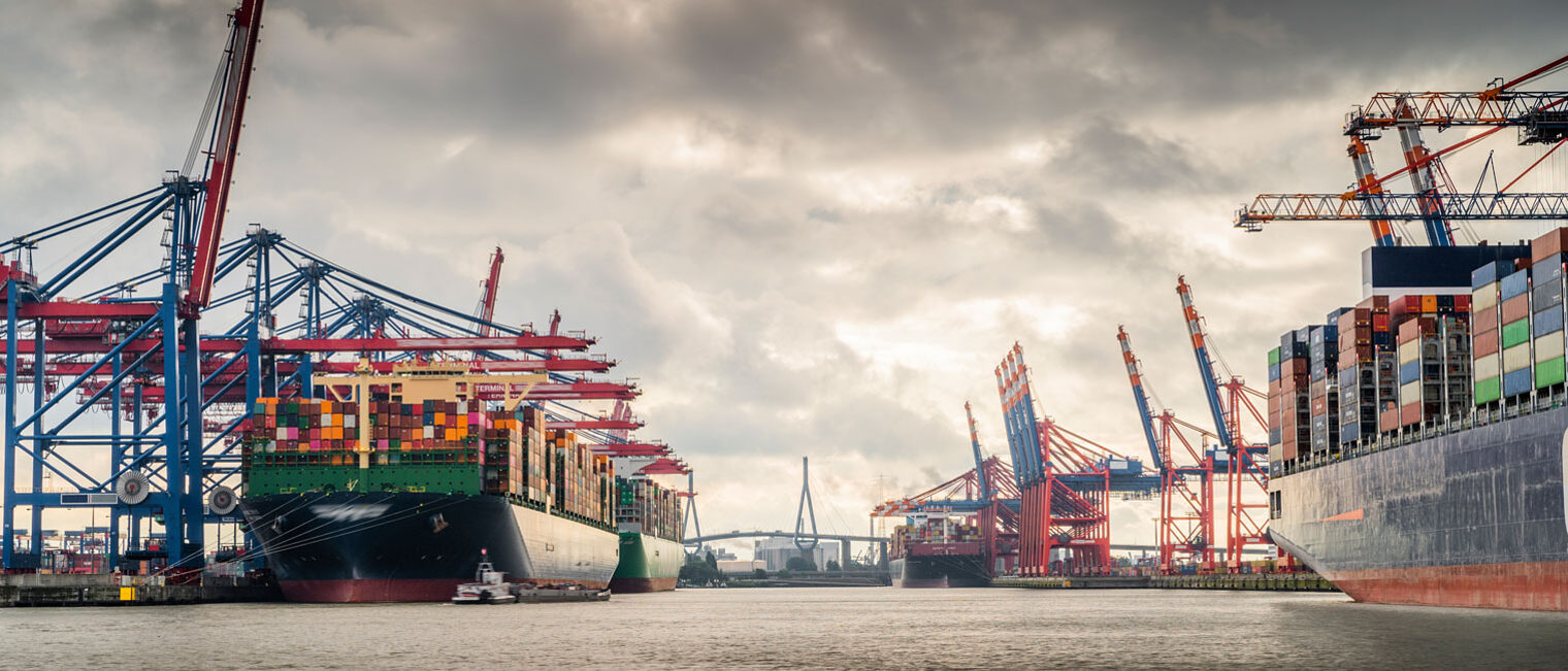 Stark gewölkter Hamburger Hafen