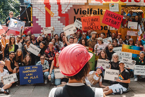 Gruppenbild mit Demo-Plakaten
