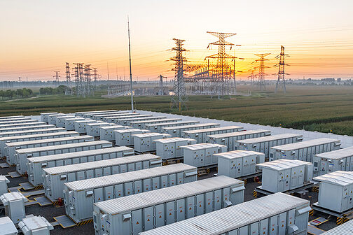 viele Energiespeicher bei Sonnenaufgang