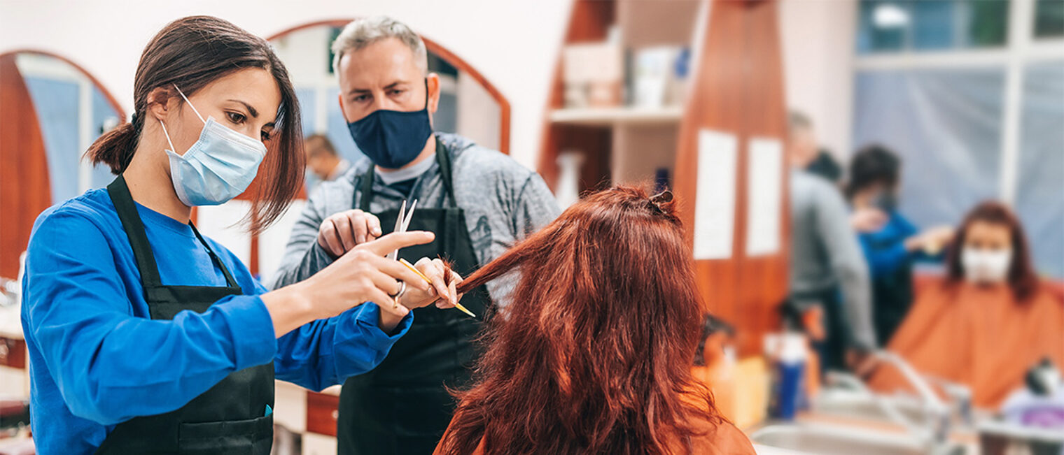 Friseursalon-Masken-1140x489-Foto-