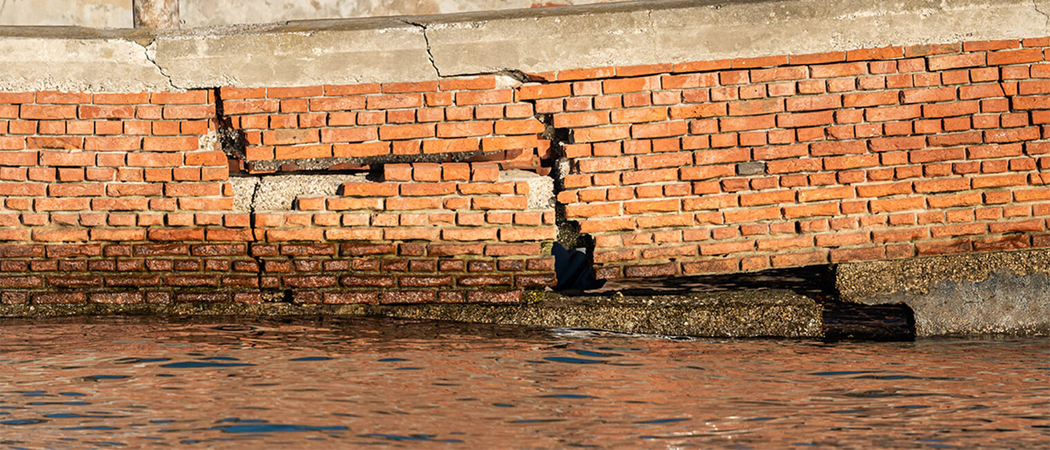 Mauer Risse Wasser