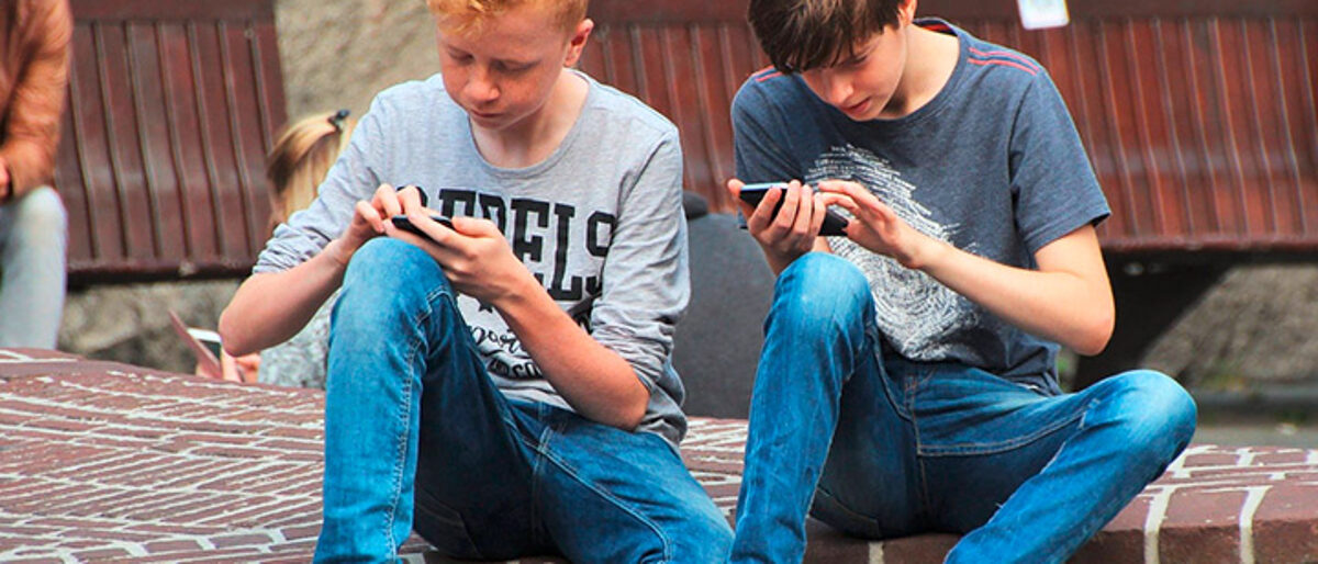 Jugendliche Smartphone Schüler