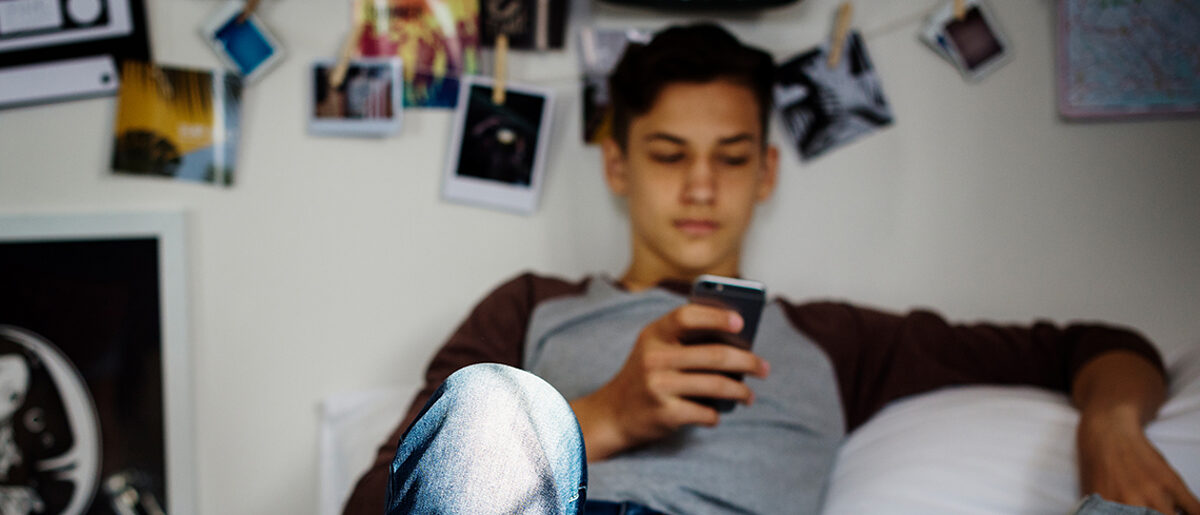 Teenage boy using smartphone in a bedroom social media concept ***These graphics are derived from our own 3D generic designs. They do not infringe on any copyright design. ***These documents are our own generic designs. They do not infringe on any copyrighted designs. Schlagwort(e): addicted, addiction, adolescence, after school, alone, app, audio, beat, bed, bedroom, boy, browse, casual, chat, chill, chill out, college, connection, culture, dating, dorm, enjoy, entertainment, fun, happy, home, house, indoors, internet, kid, leisure, lifestyle, network, one, online, relax, room, scroll, social media, technology, teen, teenager, university, using, weekend, young, youth